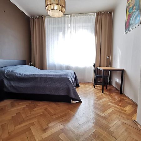 Cozy Spacious Apartment With Balcony Красков Екстериор снимка