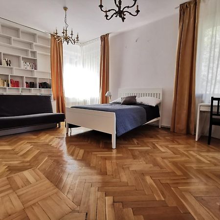Cozy Spacious Apartment With Balcony Красков Екстериор снимка